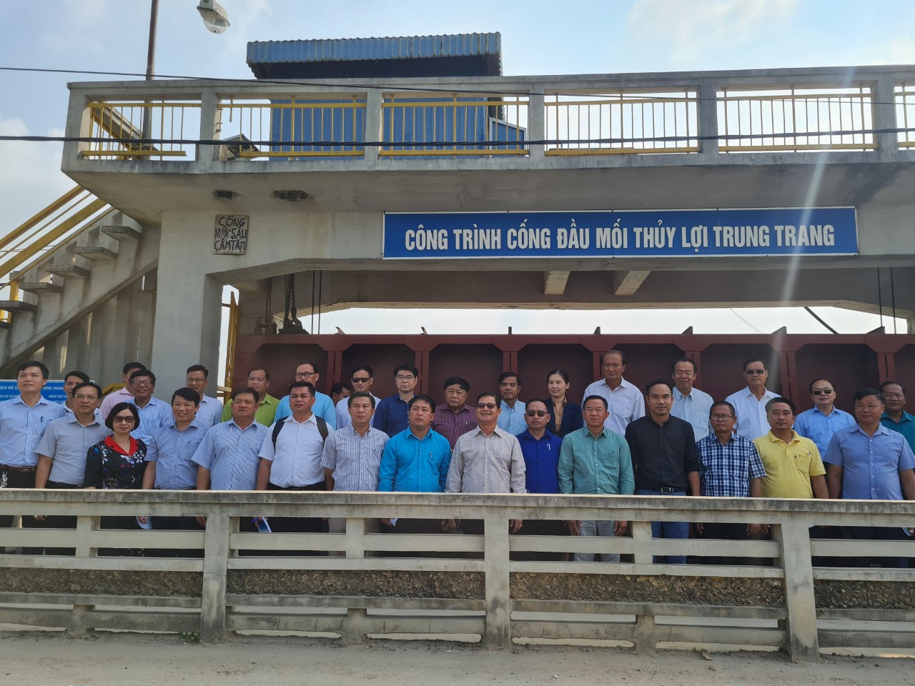 ĐOÀN CÁN BỘ THỦY LỢI CỦA LÀO ĐẾN KHẢO SÁT THỰC TẾ  VÀ TRAO ĐỔI KINH NGHIỆM VỀ QLKTCTTL TẠI ĐA ĐỘ