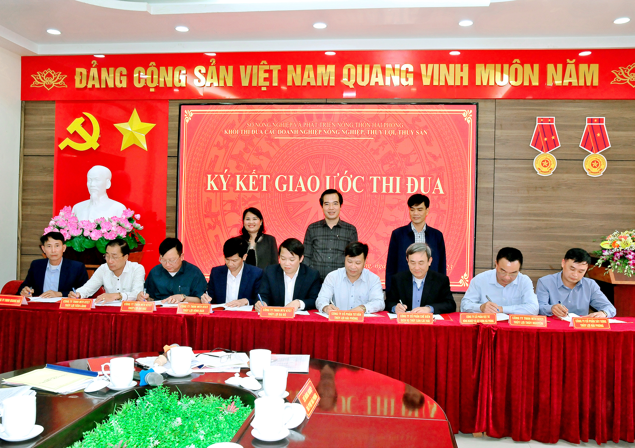 Khối thi đua các doanh nghiệp nông nghiệp, thuỷ lợi, thuỷ sản: 11  đơn vị tham gia ký kết thực hiện có hiệu quả phong trào thi đua năm 2023