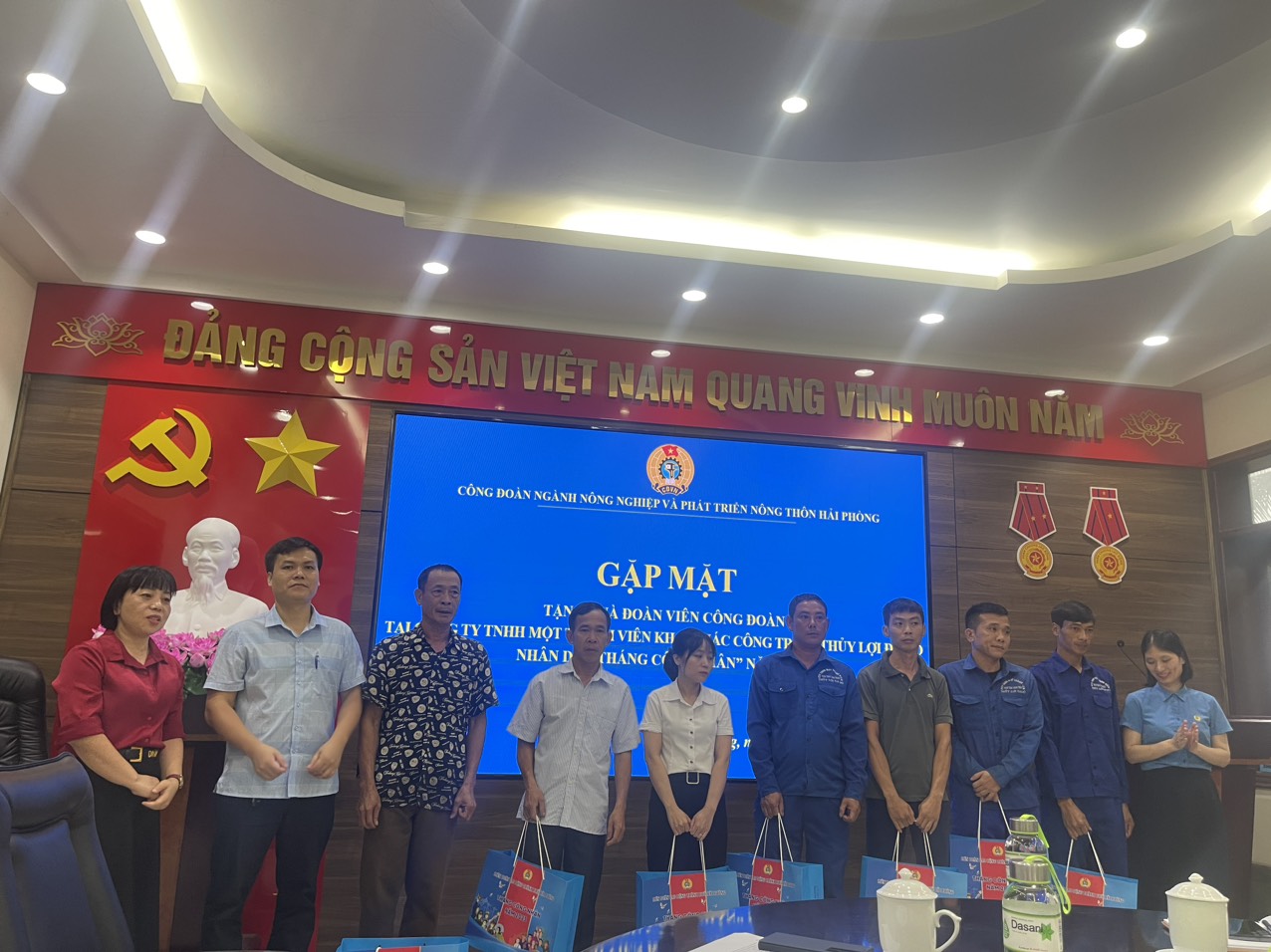TẶNG QUÀ CHO ĐOÀN VIÊN CÔNG ĐOÀN NHÂN DỊP THÁNG CÔNG NHÂN  NĂM 2023