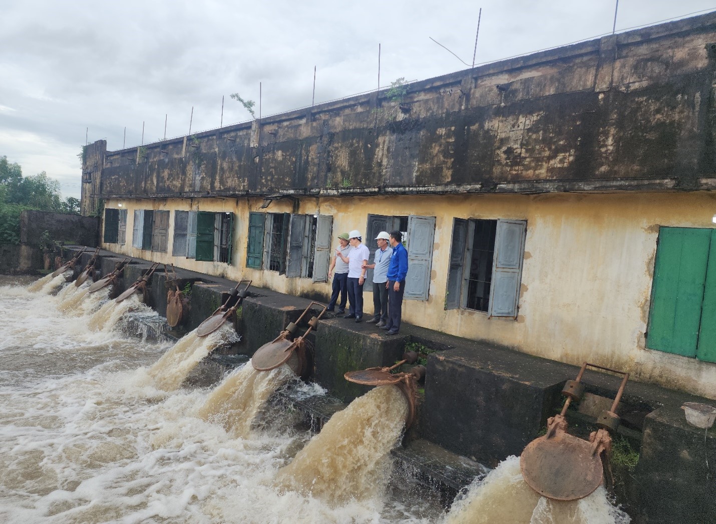 ĐÊM NGÀY VỮNG VÀNG TRƯỚC BÃO LŨ Những người giữ bình yên cho đồng ruộng, bảo vệ an toàn công trình thủy lợi